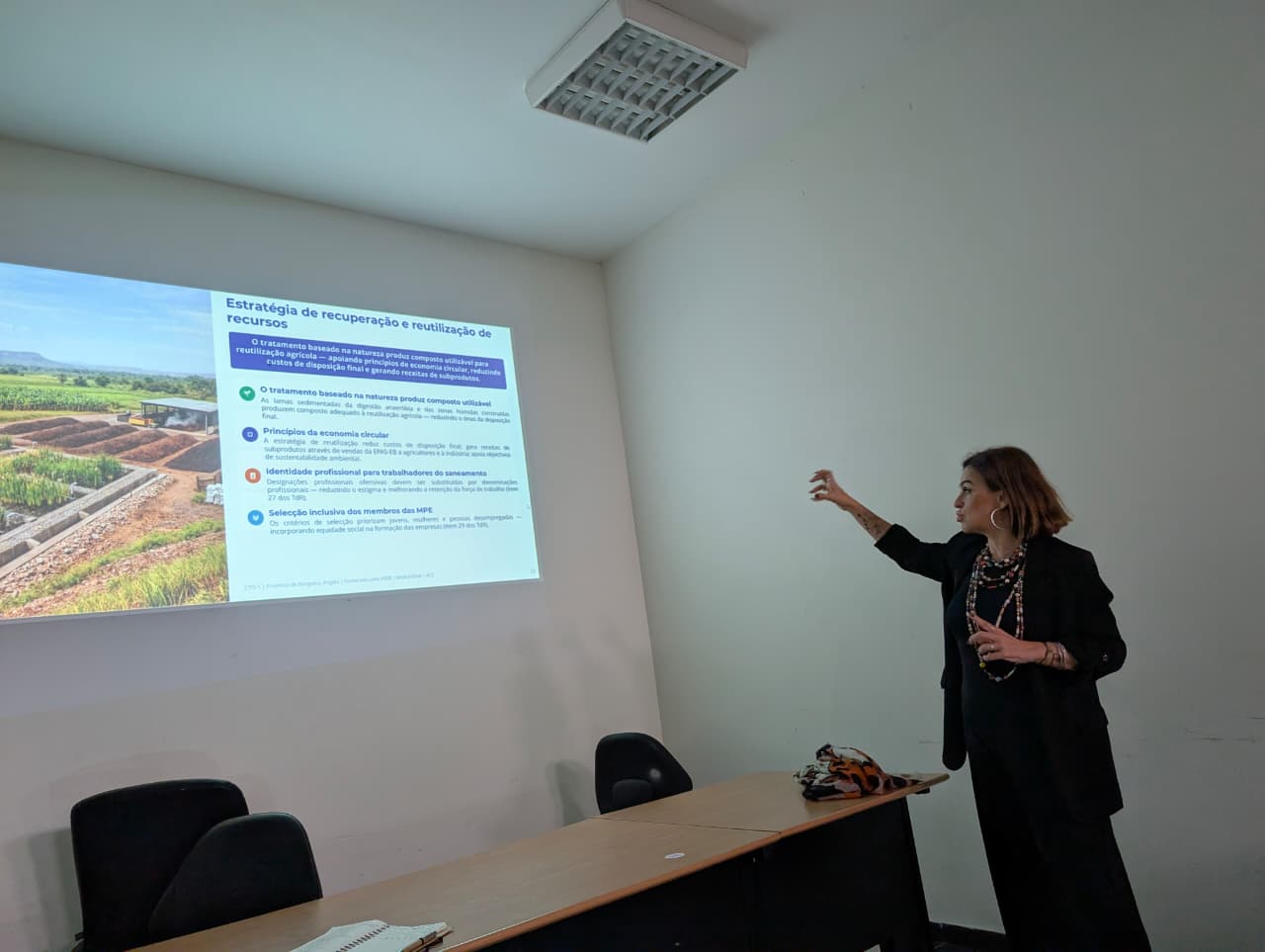 Patrícia Costa durante uma apresentação do projeto ACE em Benguela