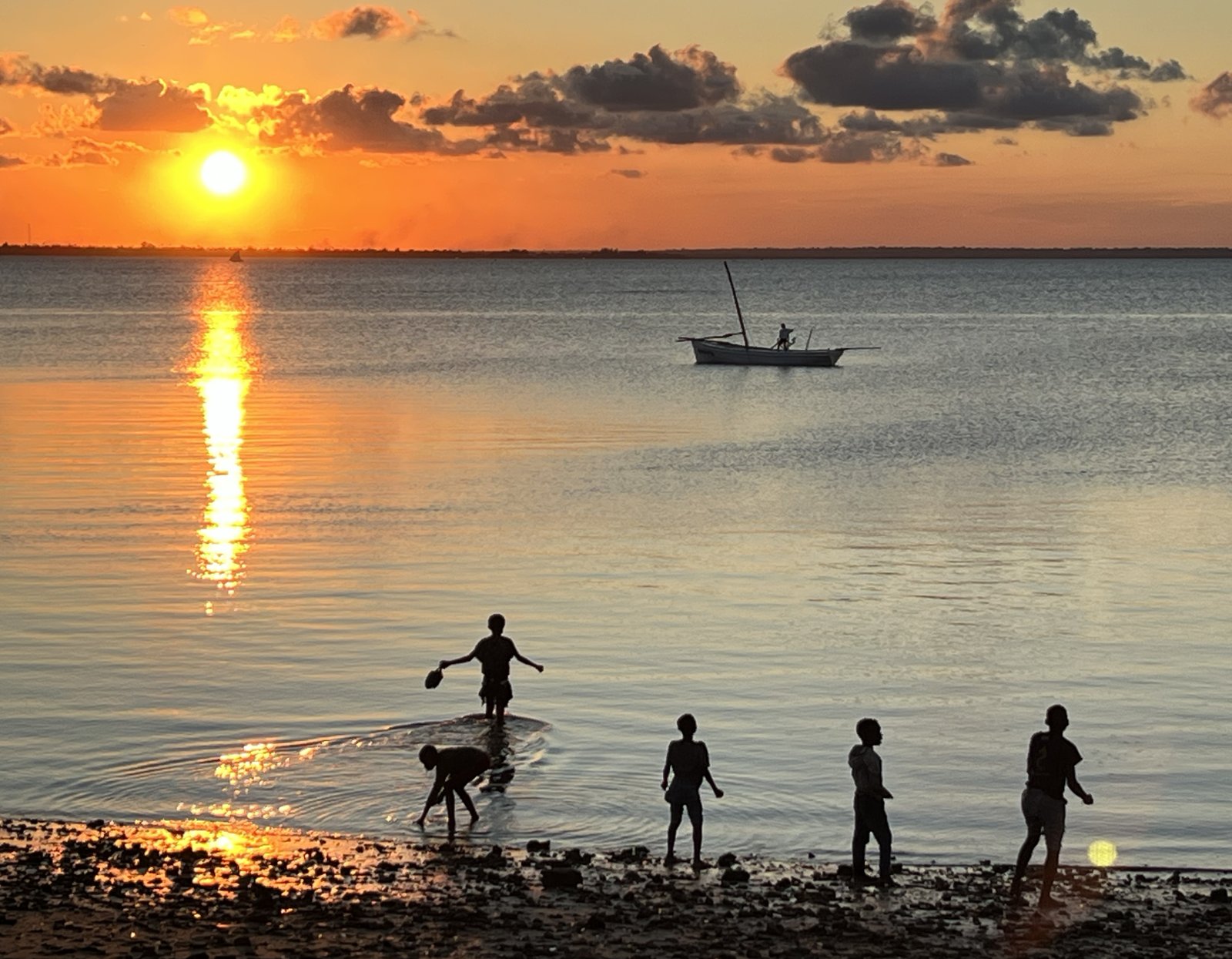 Pôr do sol na costa, durante uma visita a um projeto de pesca apoiado pelo REFP